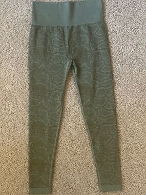 HALARA 7/8 Green Snakeskin Print Leggings NWOT